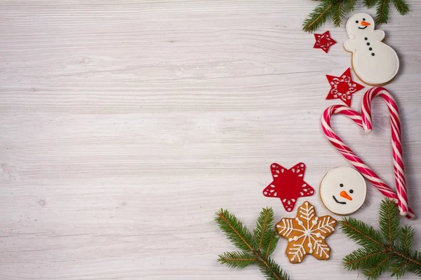 Weihnachtskomposition Mit Zuckerstangen Tannenzweigen Und Lebkuchen Winterurlaub Ornamente Auf Weißem — Stockfoto