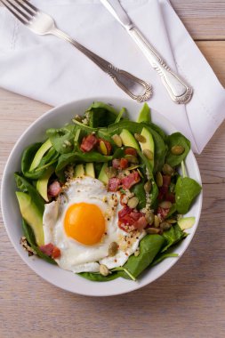 Quinoa ile avokado, pastırma, ıspanak ve beyaz kase kabak çekirdeği yumurta. İdeal yemek kahvaltı için. Yukarıdan görüntülemek, top, yatay