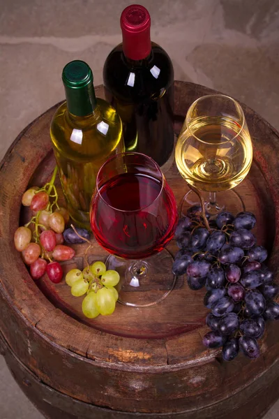 Rot Und Weißwein Auf Alten Fässern Weinkeller Wein Und Essenskonzept — Stockfoto