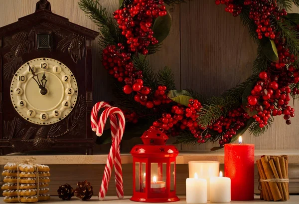 圣诞作文甜蜜的家圣诞装饰的老式自然木背景 货架上的肉桂棒 曲奇饼和蜡烛 — 图库照片