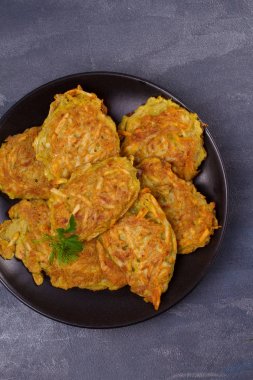 Patates gözlemesi. Sebze börek, Latkeler, draniki. Ek yük