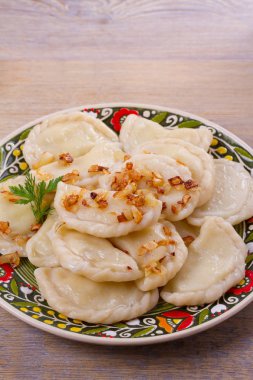 Köfte, patates ile dolu ve kızarmış soğan ile servis edilir. Varenyky, vareniki, pierogi, pyrohy 