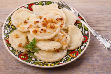 Köfte, patates ile dolu ve kızarmış soğan ile servis edilir. Varenyky, vareniki, pierogi, pyrohy 