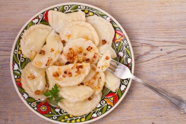 Köfte, patates ile dolu ve kızarmış soğan ile servis edilir. Varenyky, vareniki, pierogi, pyrohy. ek yük 