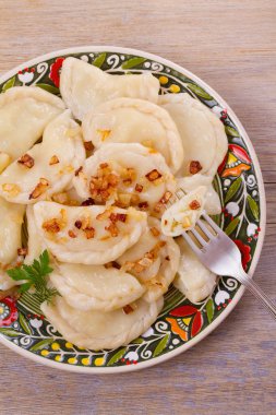 Köfte, patates ile dolu ve kızarmış soğan ile servis edilir. Varenyky, vareniki, pierogi, pyrohy. ek yük 