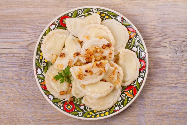 Köfte, patates ile dolu ve kızarmış soğan ile servis edilir. Varenyky, vareniki, pierogi, pyrohy. ek yük 