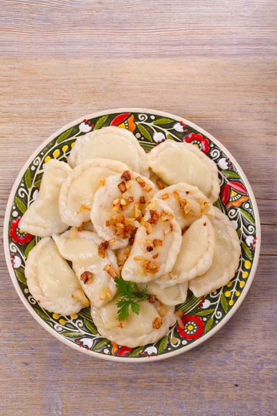 Köfte, patates ile dolu ve kızarmış soğan ile servis edilir. Varenyky, vareniki, pierogi, pyrohy. ek yük 