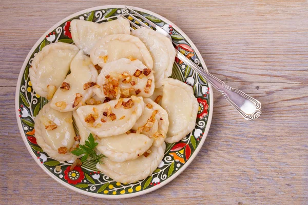 Köfte, patates ile dolu ve kızarmış soğan ile servis edilir. Varenyky, vareniki, pierogi, pyrohy. ek yük 