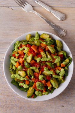 Avokado sos ile Sebze Salatası Kavrulmuş. Yukarıdan görüntülemek, top, dikey