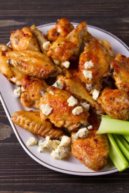 Mavi peynir ve kereviz sopa, dikey buffalo tavuk kanatları