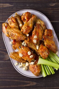 Mavi peynir ve kereviz sopa ile buffalo tavuk kanatları. Yukarıdan görüntülemek, top, yatay