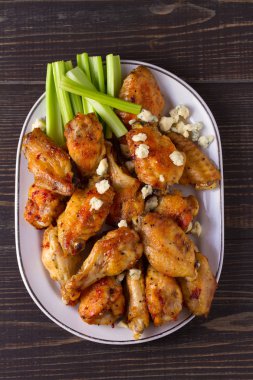 Mavi peynir ve kereviz sopa ile buffalo tavuk kanatları. Yukarıdan görüntülemek, top, yatay