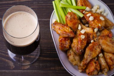 Bira ve tavuk kanatları mavi peynir ve kereviz ile sopa buffalo. Yukarıdan görüntülemek, top, yatay