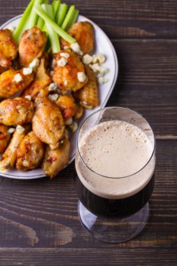 Bira ve tavuk kanatları mavi peynir ve kereviz ile sopa buffalo. Yukarıdan görüntülemek, top, dikey