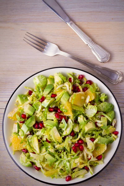 Rosenkohl Sprießt Granatapfel Avocado Und Zitrussalat Blick Von Oben Oben — Stockfoto