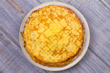 Yığın ince krep, krep beyaz tabakta, fincan çay ve meyve reçeli, ek yükü