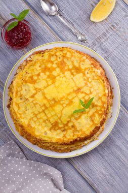 Yığın ince krep, krep beyaz tabakta, fincan çay ve meyve reçeli, ek yükü