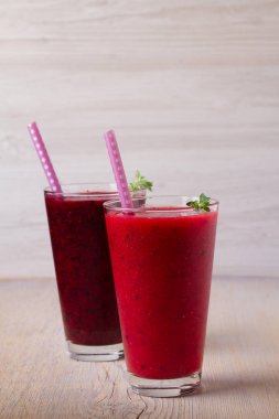 Donmuş yaz meyve güler yüzlü: yaban mersini, çilek, ahududu, kızılcık, kuş üzümü ve böğürtlen ahşap arka plan, dikey