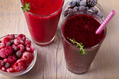 Donmuş yaz meyve güler yüzlü: yaban mersini, çilek, ahududu, kızılcık, kuş üzümü ve böğürtlen ahşap arka plan, yatay