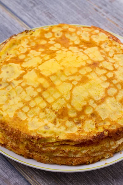 Pilha Panquecas Finas Crepes Placa Branca Xícara Chá Geléia Baga — Fotografia de Stock