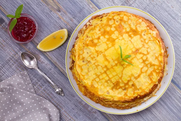 Pila Panqueques Finos Crepes Plato Blanco Taza Mermelada Bayas Gastos — Foto de Stock