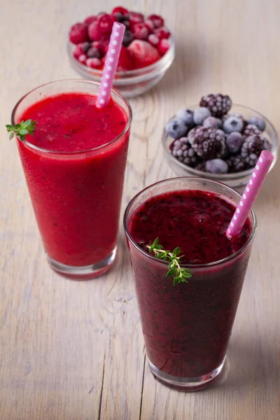 Smoothie Congelado Das Bagas Verão Mirtilos Morangos Framboesas Cranberries Groselhas — Fotografia de Stock