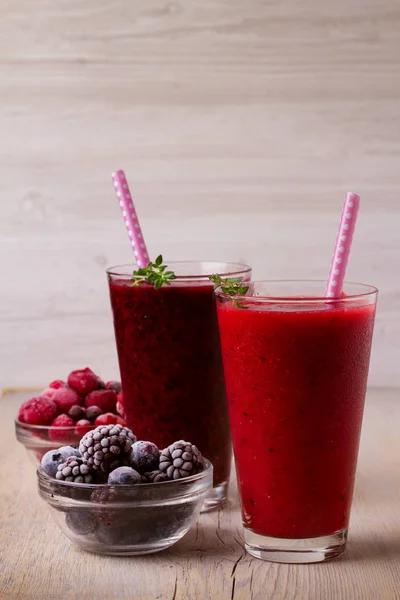 Batido Bayas Congeladas Verano Arándanos Fresas Frambuesas Arándanos Grosellas Moras —  Fotos de Stock