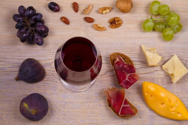 Vino Con Queso Jamón Higos Frutos Secos Uvas Sobre Fondo —  Fotos de Stock