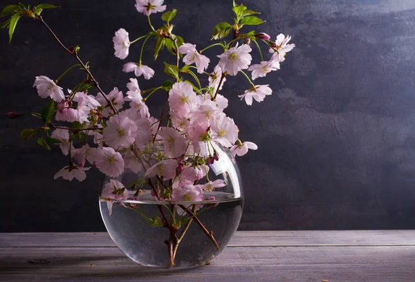 Весенний Букет Стеклянной Вазе Старинном Деревянном Фоне Розовые Цветы Весенний — стоковое фото