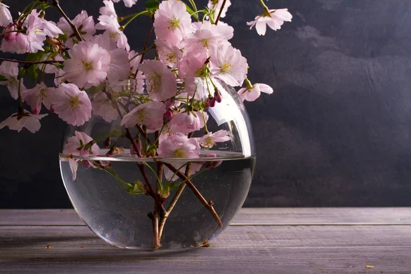 Wiosenny Bukiet Szklanym Wazonie Vintage Drewniane Tła Różowe Kwiaty Wiosenne — Zdjęcie stockowe