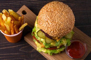 Şahane sığır eti burger patates kızartması ile