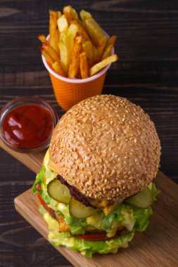 Şahane sığır eti burger patates kızartması ile