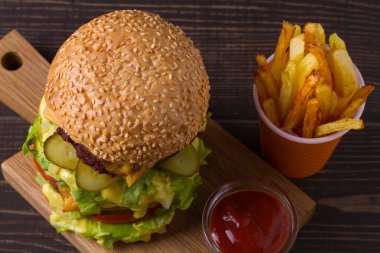 Şahane sığır eti burger patates kızartması ile