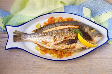 Bütün kılıçbalığı veya dorada balık sebze, kekik ve limon ile. Yukarıdan görüntülemek, top, yatay