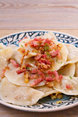 Dolgulu köfte: lahana ve havuç, pastırma ve soğan ile servis edilir. Varenyky, vareniki, pierogi, pyrohy. Dikey