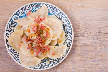 Dolgulu köfte: lahana ve havuç, pastırma ve soğan ile servis edilir. Varenyky, vareniki, pierogi, pyrohy. Yatay, ek yükü