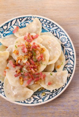 Dolgulu köfte: lahana ve havuç, pastırma ve soğan ile servis edilir. Varenyky, vareniki, pierogi, pyrohy. Dikey, ek yükü