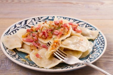 Dolgulu köfte: lahana ve havuç, pastırma ve soğan ile servis edilir. Varenyky, vareniki, pierogi, pyrohy. Yatay