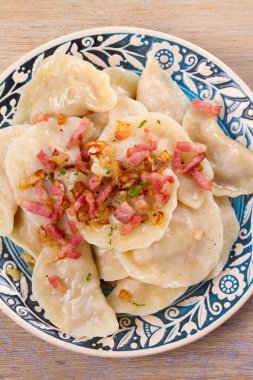 Dolgulu köfte: lahana ve havuç, pastırma ve soğan ile servis edilir. Varenyky, vareniki, pierogi, pyrohy. Dikey, ek yükü