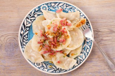 Dolgulu köfte: lahana ve havuç, pastırma ve soğan ile servis edilir. Varenyky, vareniki, pierogi, pyrohy. Yatay, ek yükü