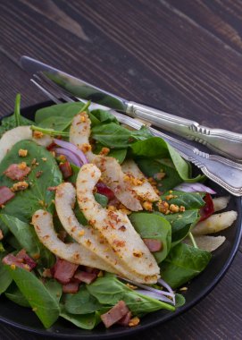 Ceviz ile ıspanak armut ve jambon salatası