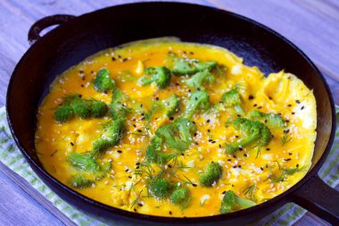 Tavada brokoli, otlar ve susam tohumu ile omlet