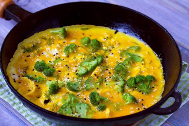 Tavada brokoli, otlar ve susam tohumu ile omlet