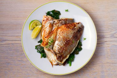 Dorado veya dorada balık fileto ıspanak, kekik ve limon ile. Yukarıdan görüntülemek, top, yatay