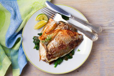 Dorado veya dorada balık fileto ıspanak, kekik ve limon ile. Yukarıdan görüntülemek, top, yatay