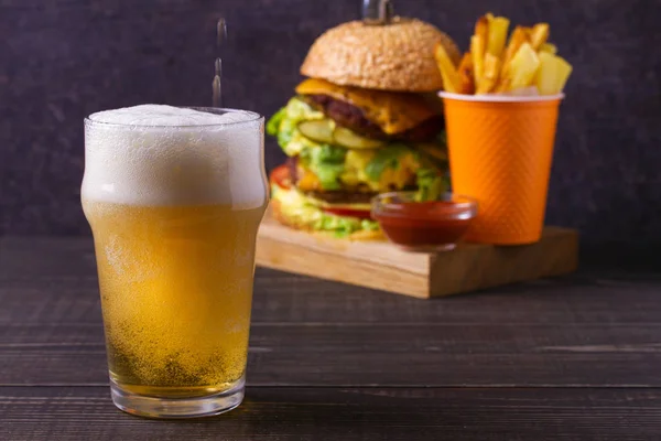 Cerveza Con Hamburguesa Casera Tres Pisos Papas Fritas — Foto de Stock