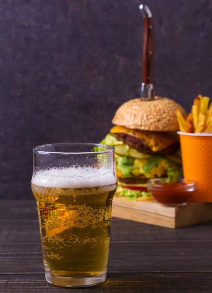 Bier Met Zelfgemaakte Triple Decker Hamburger Frietjes — Stockfoto