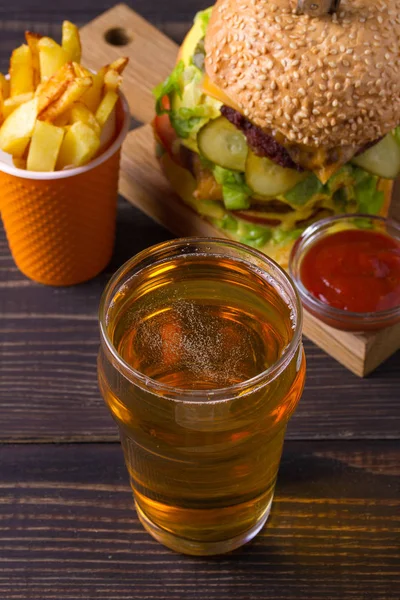 Piwo Domu Trzy Piętrowy Hamburger Frytki Góry Nad Głową — Zdjęcie stockowe