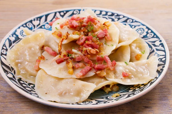 Dolgulu köfte: lahana ve havuç, pastırma ve soğan ile servis edilir. Varenyky, vareniki, pierogi, pyrohy. Yatay