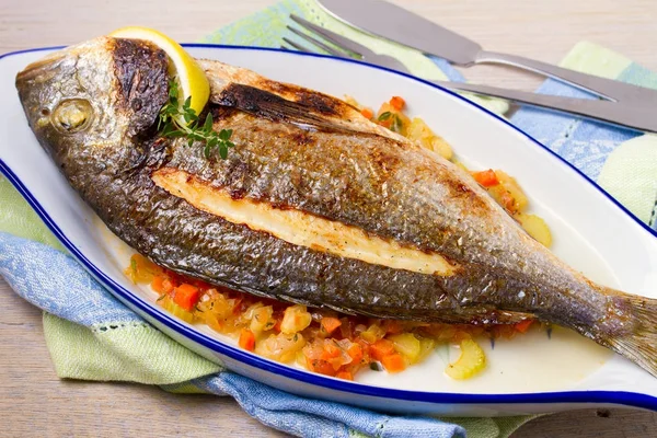 Bütün kılıçbalığı veya dorada balık sebze, kekik ve limon, yatay